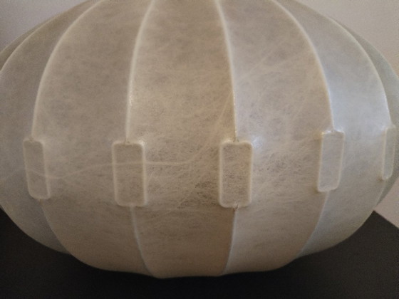 Image 1 of Grote Cocoon tafel-/vloerlamp met gouden rand (55 cm) – jaren 60 – toegeschreven aan Wauer – zeldzame grote versie