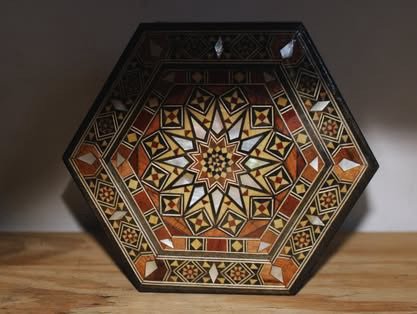 Caja tradicional con incrustaciones de nácar