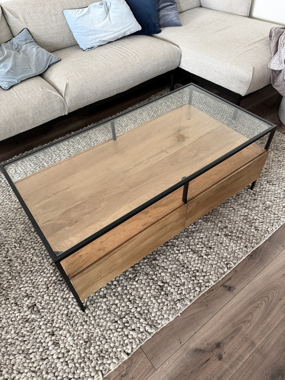 Image 1 of Mesa de centro MADE de madera maciza de mango con tapa de cristal y espacio de almacenamiento – Excelente estado