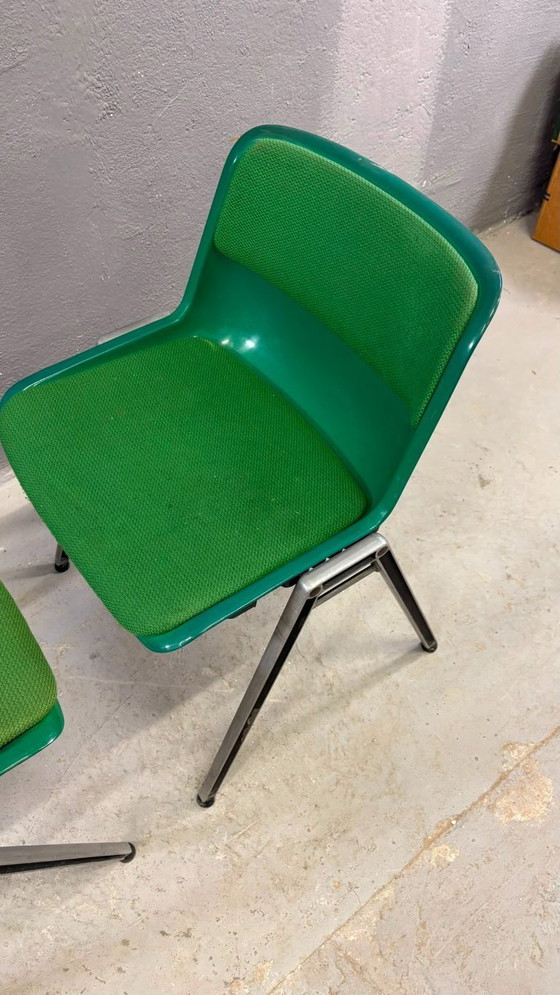 Image 1 of Een paar groene plastic conferentiestoelen in mid-century modern stijl, met chromen frame, jaren 1985, Italië