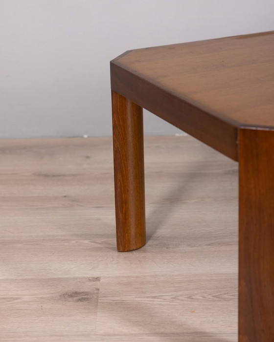 Image 1 of Vintage salontafel uit de jaren 60 van walnoothout, Italiaans design.