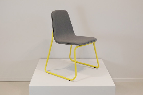 Image 1 of Bogaerts stapelbarer Freischwinger mit gelbem Gestell und grauer Polsterung