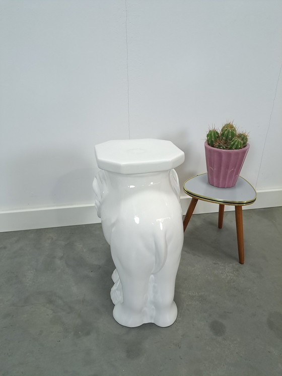 Image 1 of Mesa de planta grande de porcelana blanca y dorada con forma de elefante