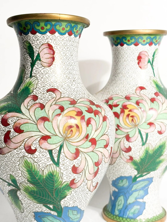 Pair of Chinese Cloisonné Vases with Floral and Hummingbird Motifs, 1950s – Metal (photo 13 of 15)