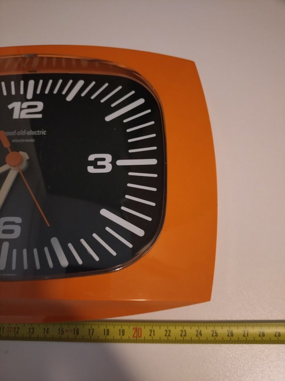 Horloge murale orange Space Age des années 70 – Good-Old-Electric, Pendules, Plastique, Plexiglas (photo 6 of 7)