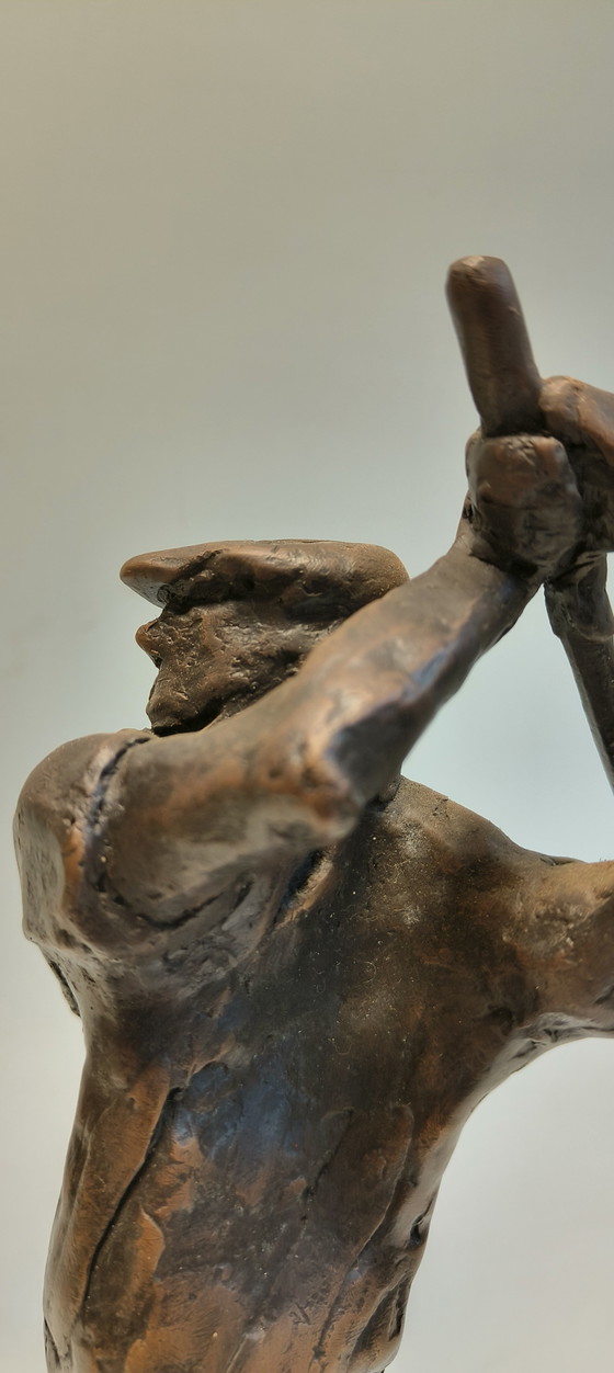 Image 1 of Statue expressive en bronze et laiton représentant un golfeur
