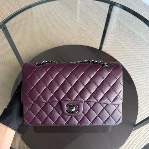 Borsa Chanel Classic Flap Medium - 25 cm in pelle di agnello trapuntata viola con finiture nere, serie 15