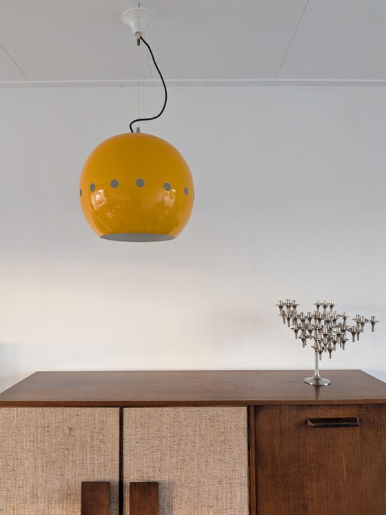 Grande lampada a sospensione Space Age a occhio di bue giallo ocra, Lampade a sospensione, Metallo (foto 6 di 6)