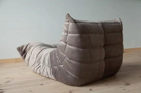 Togo fauteuil in warmgrijs fluweel – Michael Ducaroy, Textile, Velvet (photo 5 of 10)