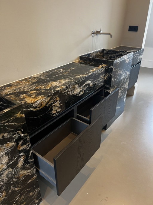 Luxuriöse Badezimmermöbel aus Marmor