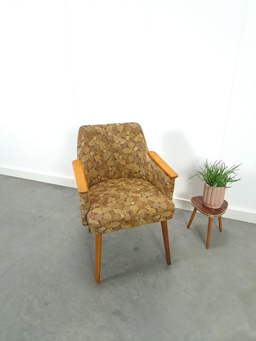 Stoffen fauteuil met houten leuning en bladeren vintage