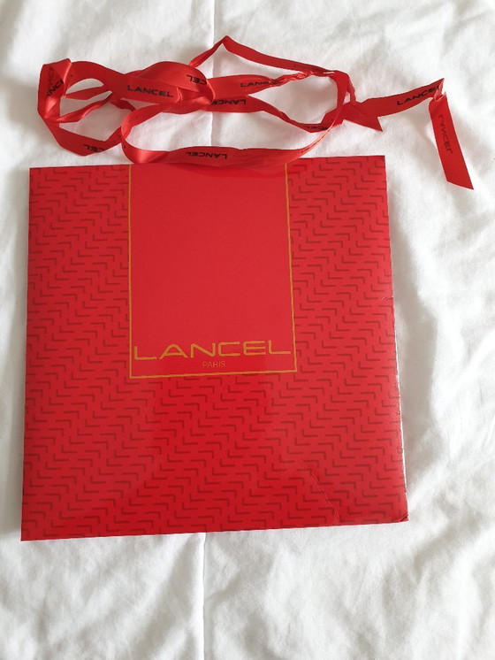 Image 1 of Carré de soie authentique Lancel neuf dans sa pochette d'origine