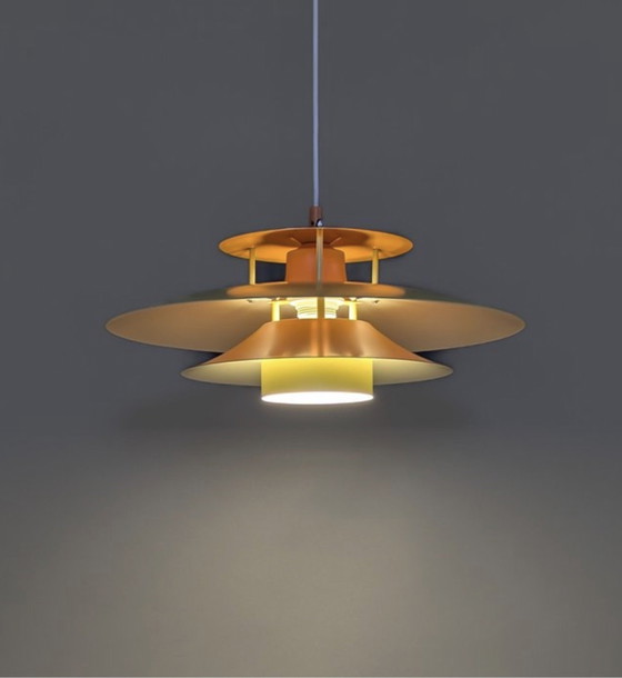 Pendelleuchte im Mid-Century-Modern-Stil aus gelbem und orangefarbenem Metall, Dänemark, 1970er Jahre (photo 9 of 9)