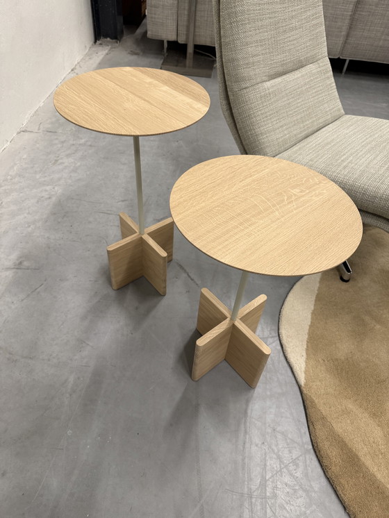 Image 1 of 2 tavolini Beek Cross in legno massello di rovere
