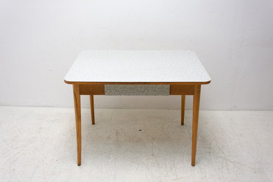 Image 1 of Table centrale en formica et bois du milieu du siècle, Tchécoslovaquie, années 1960