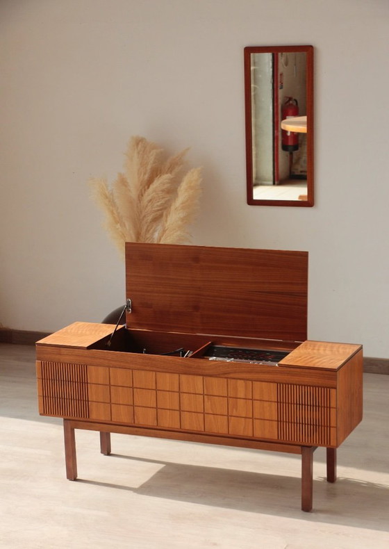 Image 1 of Giradischi vintage HMV 2351 – Mobile audio inglese anni '70