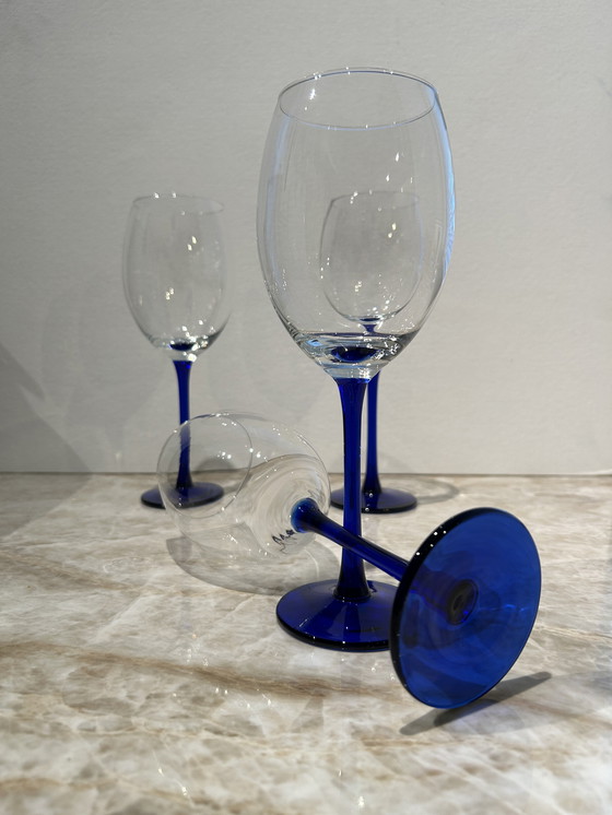 Image 1 of 4 copas de vino tinto Luminarc azul cobalto