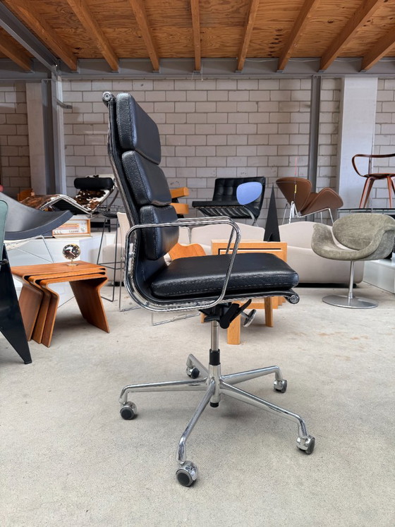 Vitra Eames EA219, Charles e Ray Eames – Sedie da ufficio, Pelle, Alluminio (photo 3 of 12)
