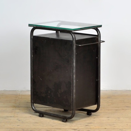 Image 1 of Set Bauhaus nachtkastjes van ijzer en glas, jaren 1920