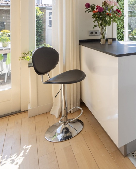 Image 1 of Schöner Barhocker, höhenverstellbar