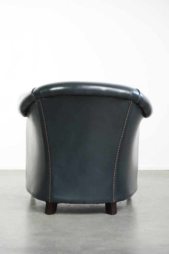 Image 1 of Bellissima e confortevole poltrona club in pelle bovina blu scuro dal design unico e senza tempo.