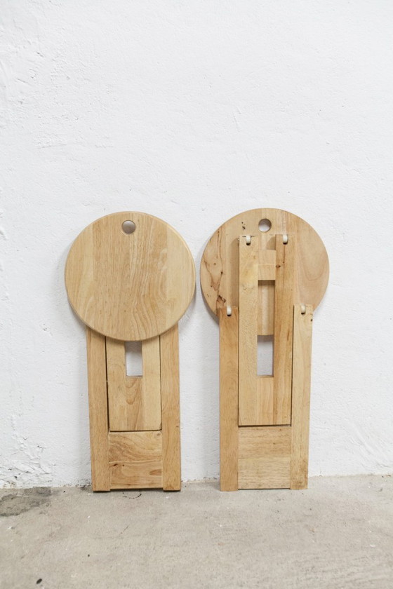 Image 1 of Een paar opklapbare krukjes van Adrian Reed uit de jaren 80.