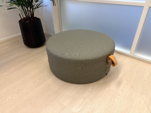 Pouf Bolia Grab grand format Ø80 vert olive design OOOJA – hockers en poefs, Leather, Textile
