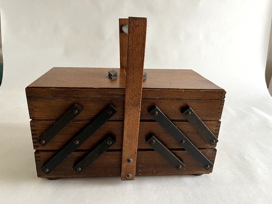 Image 1 of Boîte à couture ancienne en bois