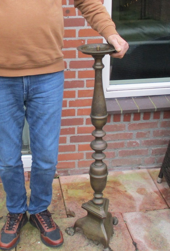 Image 1 of Großer bronzener Stehleuchter auf Klauenfüßen, Höhe 100 cm, 9 kg.