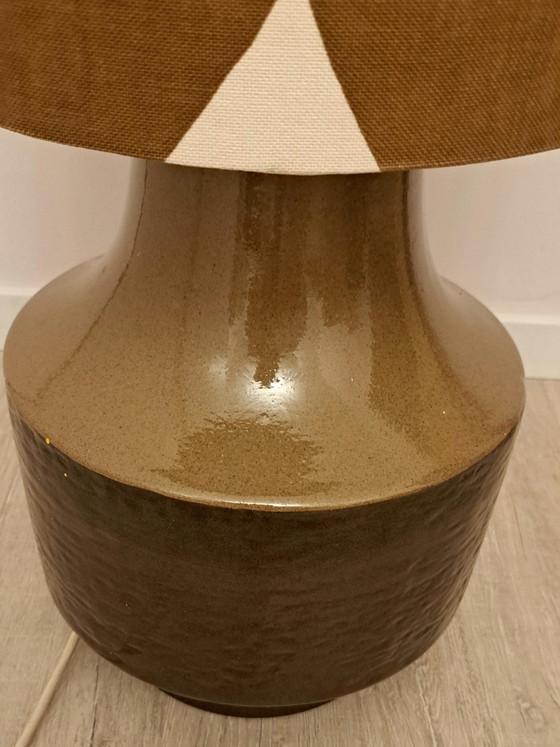 Image 1 of Vintage vloerlamp uit de jaren 70 – keramische voet en originele stoffen kap – mid-century/space age