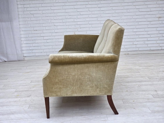 Image 1 of Divano a 3 posti danese degli anni '60, in velluto verde chiaro.