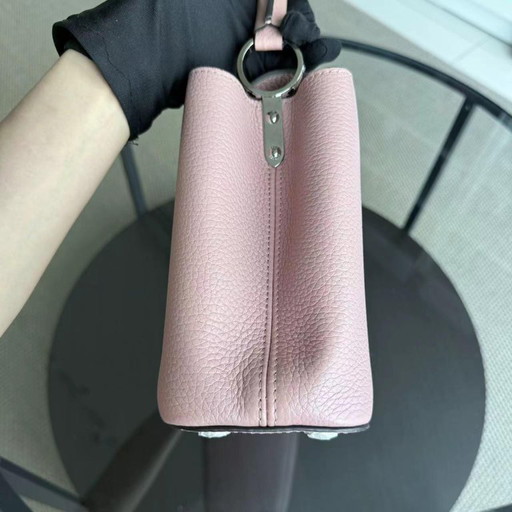 LOUIS VUITTON CAPUCINES - BB CUIR DE VEAU TAURILLON ROSE JASMIN FERMOIR ARGENTÉ