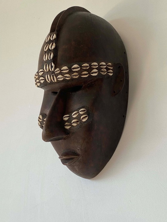 Image 1 of Maschera tribale africana vintage. Realizzata a mano in legno e decorata con conchiglie. Anni '90.