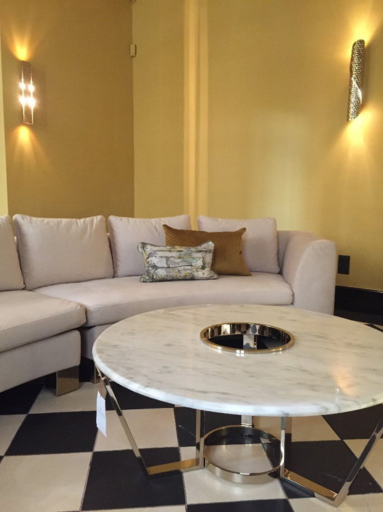 Image 1 of ANA ROQUE „Pierre“ Geschwungenes Sofa – Beigefarbener Samt & Goldfarbenes Metallgestell – 375 cm