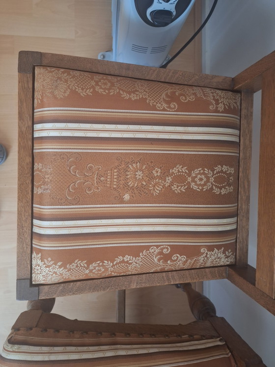 2 antike braune Eichenstühle, 1 mit Holzschnitzerei – Esszimmerstühle, Textile, Wood (photo 4 of 6)