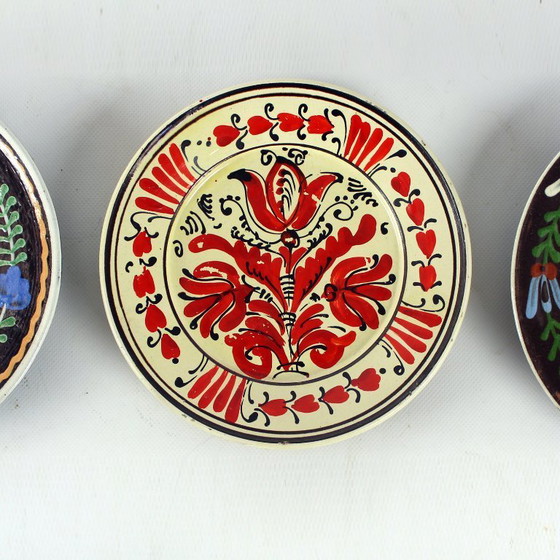 Image 1 of Set van drie vintage keramische wandborden in volkskunststijl, Tsjechoslowakije en Roemenië, jaren 1950.