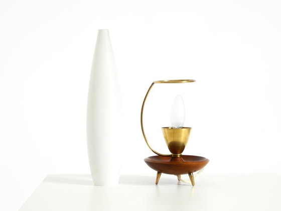 Image 1 of Large, beautiful Mid-Century Modern table lamp made of brass and teak, with a frosted glass shade | 42 cm | 16,5"