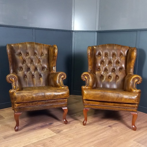 een Set van twee cognac kleurige Vintage chesterfield fauteuils
