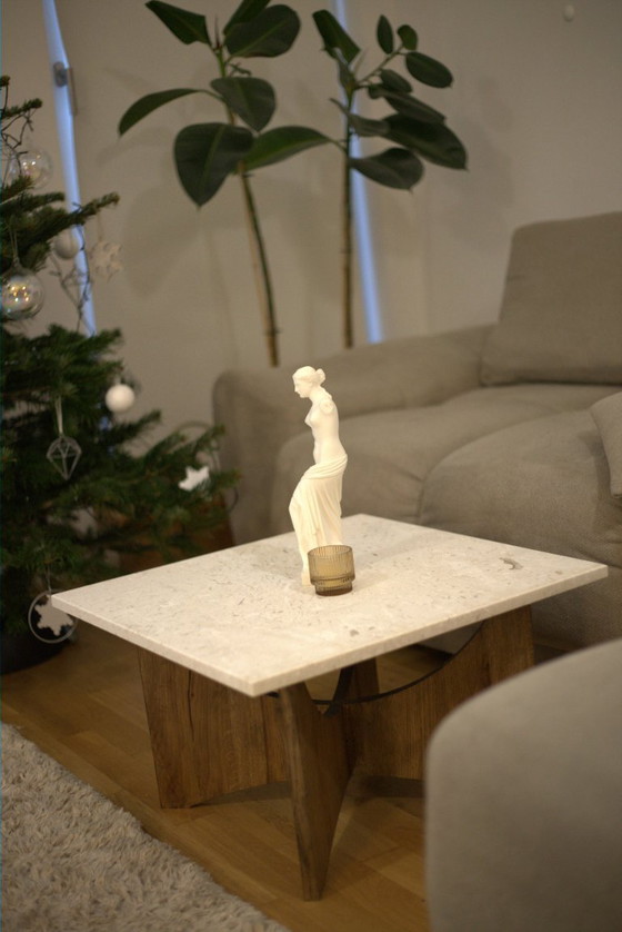 Image 1 of Couchtisch quadrata Crema Perla aus Naturstein und Massivholz Eiche