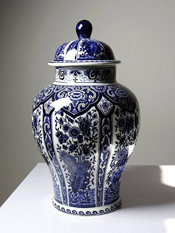 Large covered vase Boch Holland Royal Sphinx in Delft blue earthenware. – Porcelain, Vintage (photo 2 of 14)