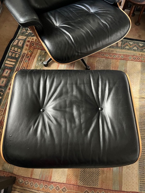 Image 1 of Fauteuil Eames lounge chair en cuir noir origineel Vitra met poef, bois palissandre