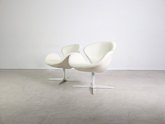 Image 1 of 2x Silla Swan original de Fritz Hansen, cuero blanco de Arne Jacobsen