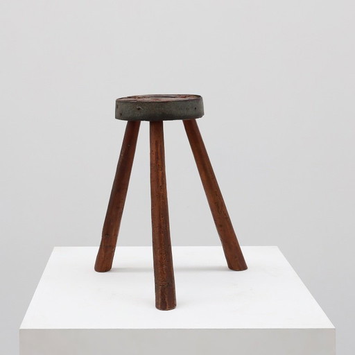 Sgabello francese brutalista a treppiede in rovere massiccio con bordo in metallo, 1850