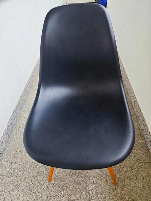 Vitra – Eames Plastic Side Chair DSW, kleur zwart