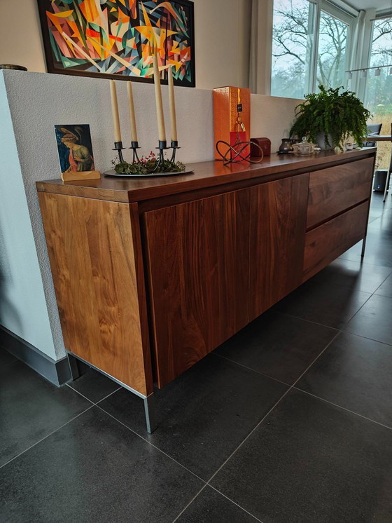 Image 1 of Buffet en noyer massif.