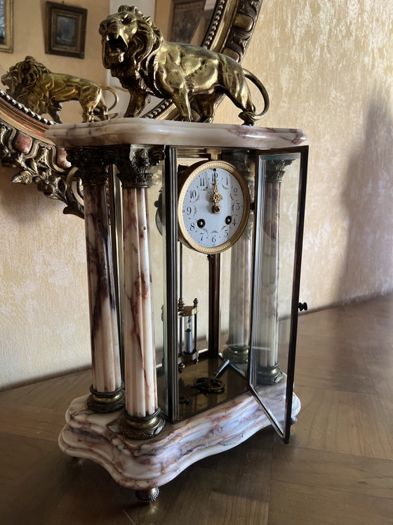 Image 1 of Horloge pendule ancienne marbre rose et lion doré avec mouvement balancier  
