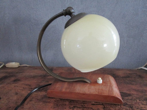 Schöne Art-Deco-Lampe aus den 1920er-1940er Jahren in schönem Vintage-Zustand.