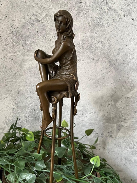 Image 1 of Donna in bronzo su sedia