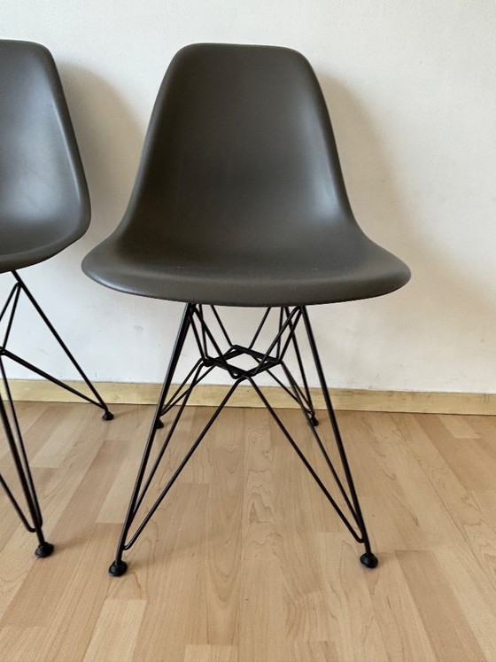Image 1 of 2 chaises Eames en plastique DSR