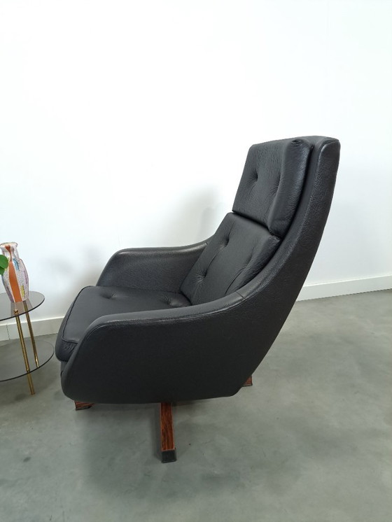 Image 1 of Sedia girevole in pelle artificiale nera proveniente dalla Svezia